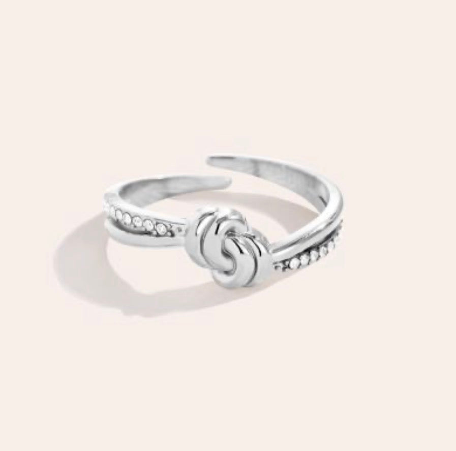 Knot zirkonia ring