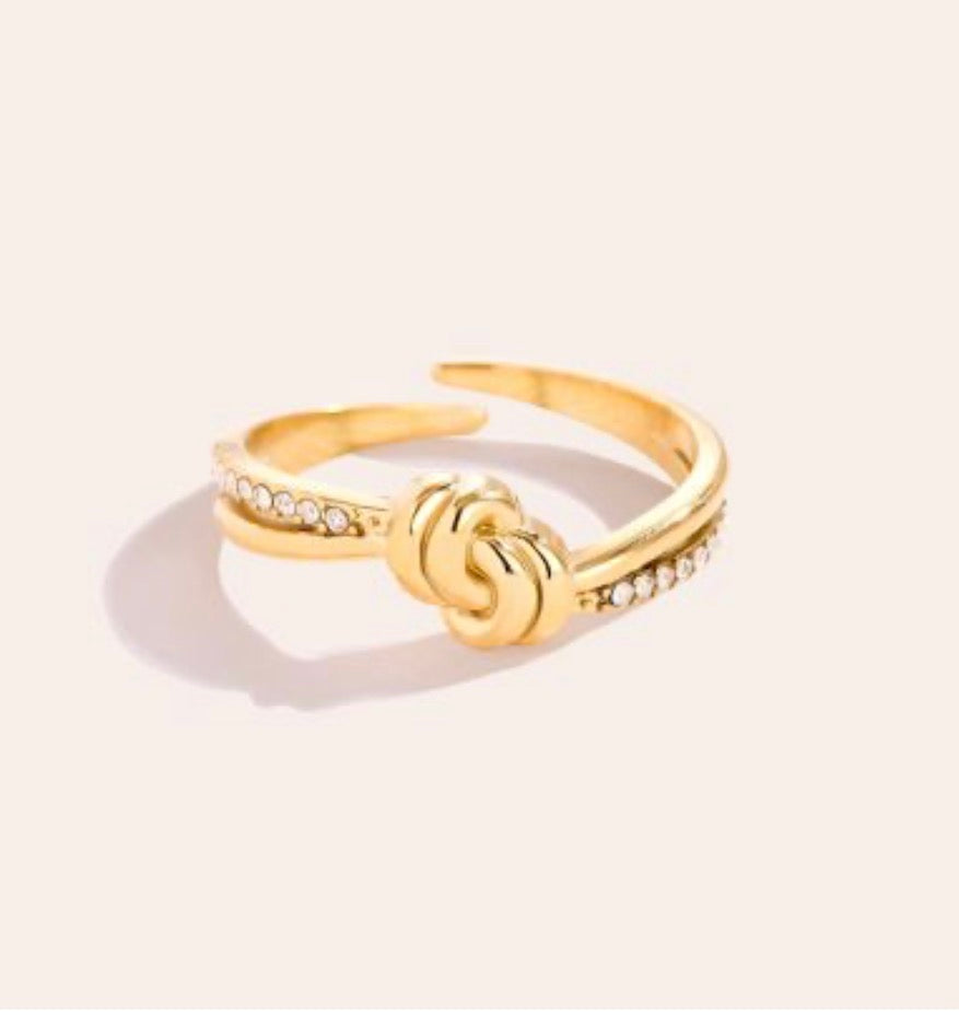 Knot zirkonia ring