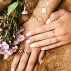 Uitgesneden maan ring