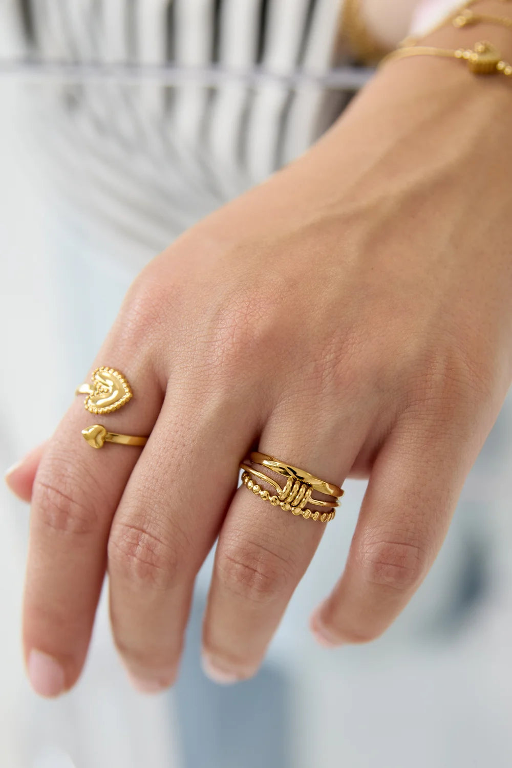 Ring met minimalistisch gedraaid detail